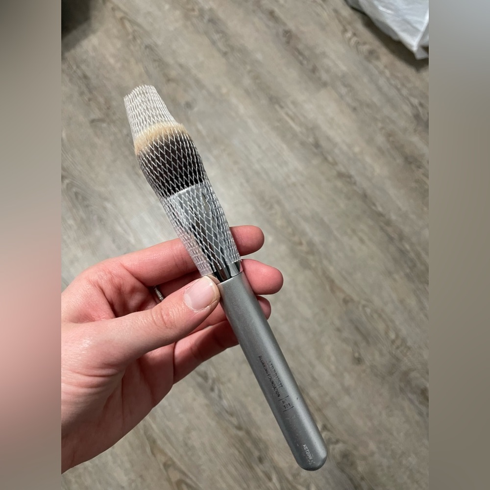 It cosmetics foundation brush